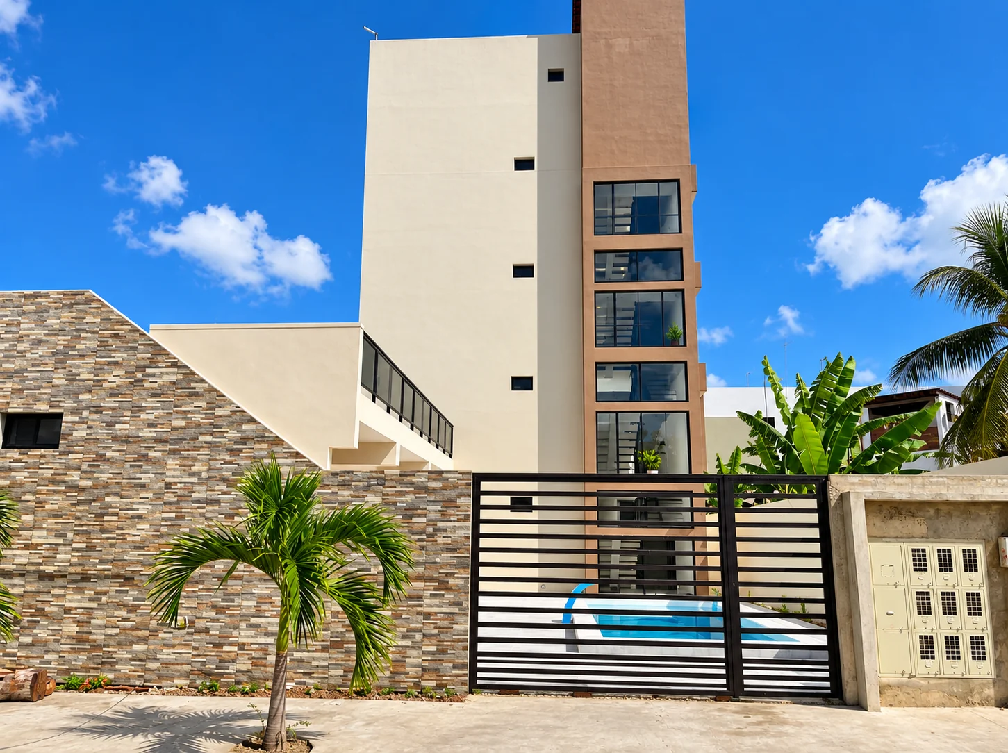 Fachada dos Flats em Porto de Galinhas de dia