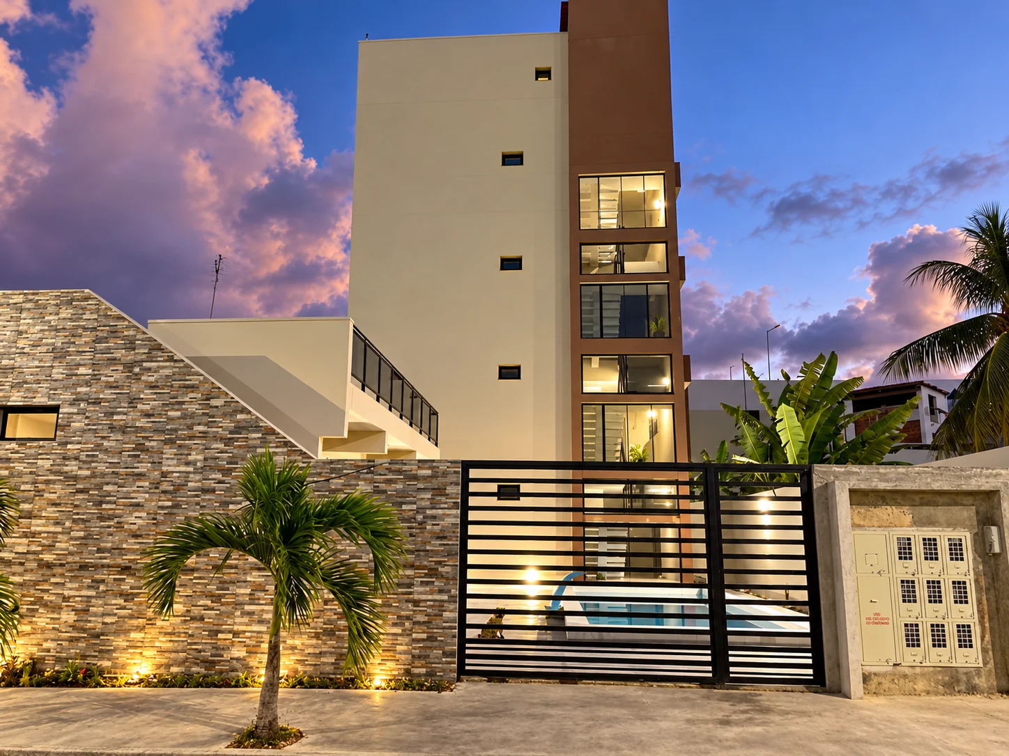 Fachada dos Flats em Porto de Galinhas ao anoitecer